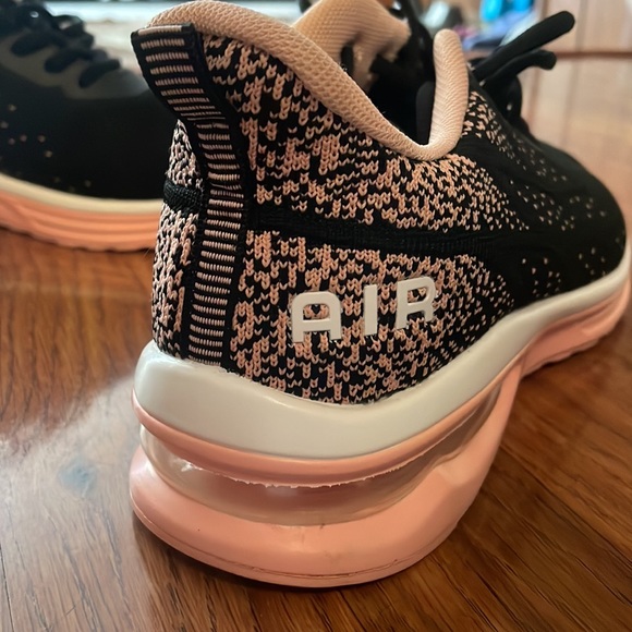 nike running shoes - Picture 3 of 5